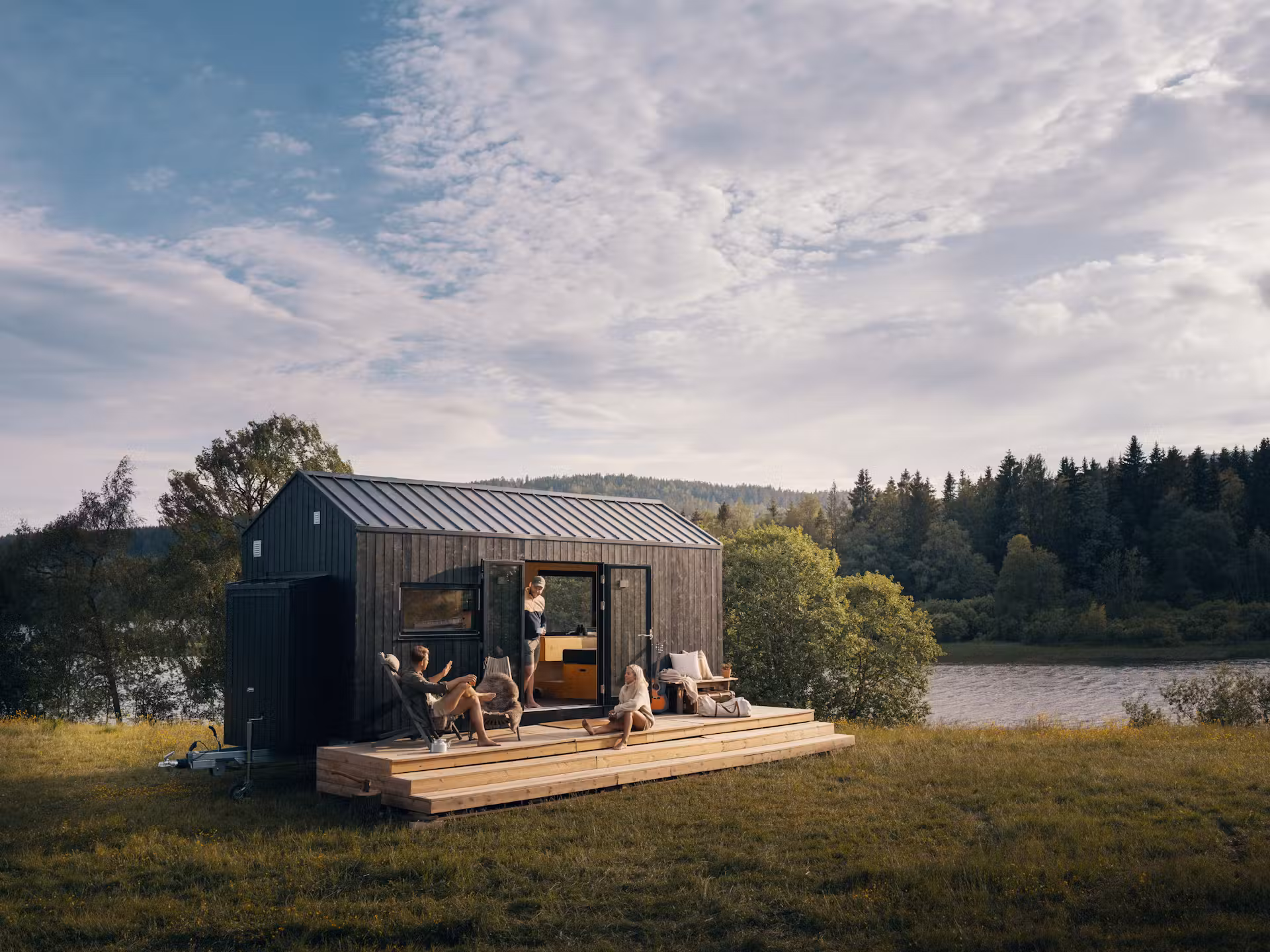 Domo geodésico junto a un lago al atardecer