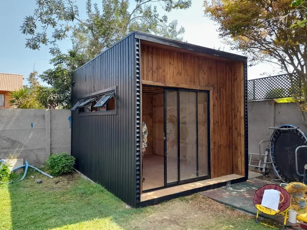 Oficina modular en un patio